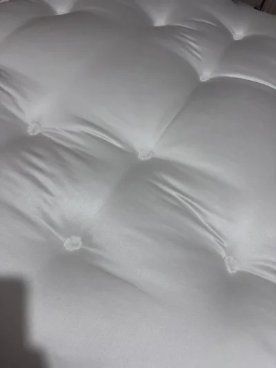 Luxurious Tufted Mattress - Cambridge Model - Excellent Condition