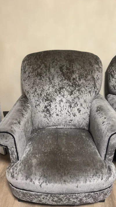 Broken velvet grey/ silver with black outline 4 seater corner sofa set with 2  arm chairs and foot storage box — image 2