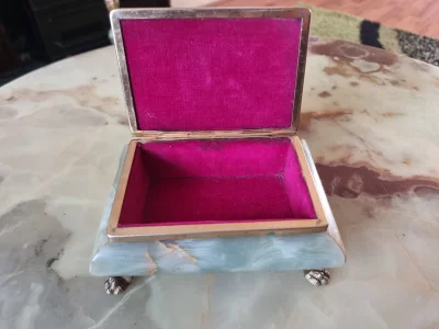 Complete gilt and onyx decorative furniture and accessories job lot. — image 7