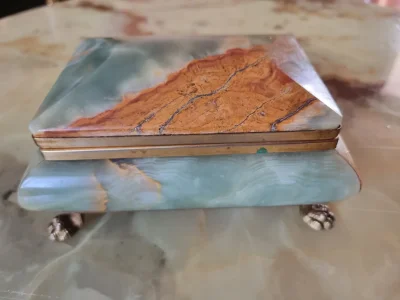 Complete gilt and onyx decorative furniture and accessories job lot. — image 6