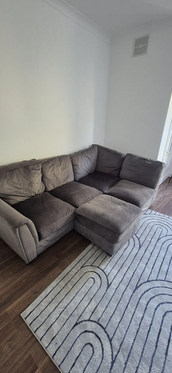 Stylish Modern Sectional Sofa in Soft Grey Fabric