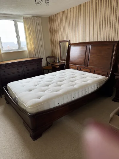 Slipper Bed for 150cm mattress  plus two matching bedside cabinets — image 3