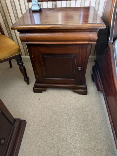 Slipper Bed for 150cm mattress  plus two matching bedside cabinets — image 4