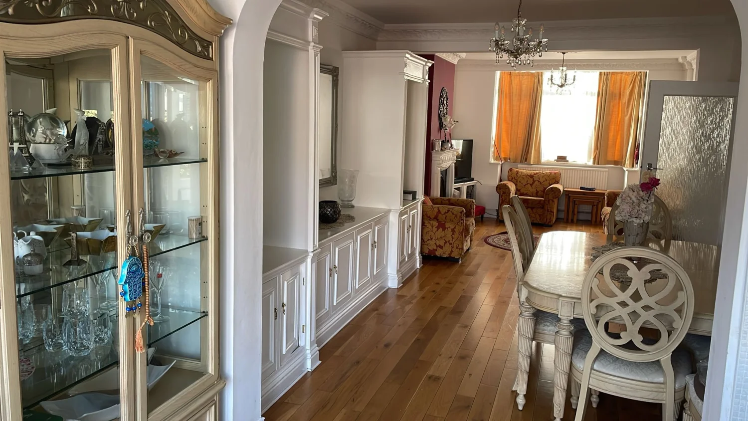 Elegant Vintage Dining Extendable Table with 8 Intricate Chairs , includes Niche and side Table- Perfect for Family Gatherings