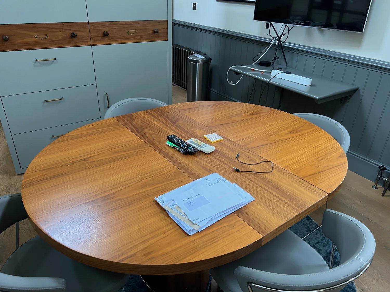 Curva Round Walnut Extending Dining Table & 4 Calligaris New York Dining Chairs