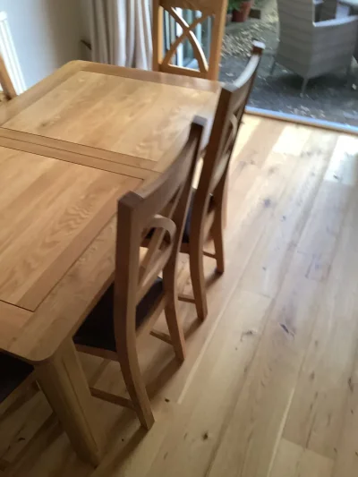 Solid oak 5ft x 3ft extending dining table + 6 cross back chairs with faux leather seats — image 4