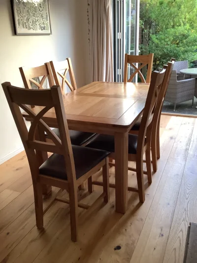 Solid oak 5ft x 3ft extending dining table + 6 cross back chairs with faux leather seats — image 2