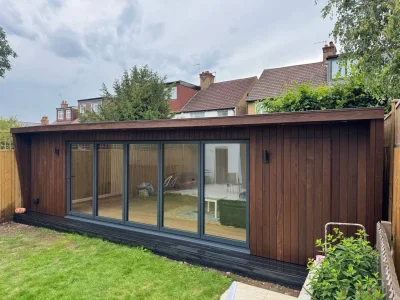 Modern garden office with wood cladding and large windows — image 10