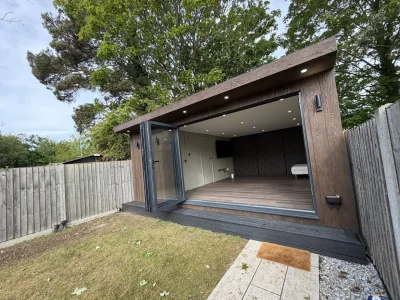 Modern garden office with wood cladding and large windows — image 9