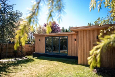 Modern garden office with wood cladding and large windows — image 7