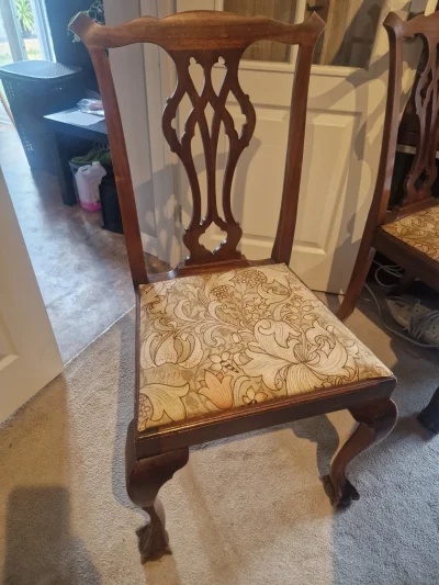 Beautiful traditional wooden extending dining table with 4 matching dining chairs and 1 carver chair — image 3