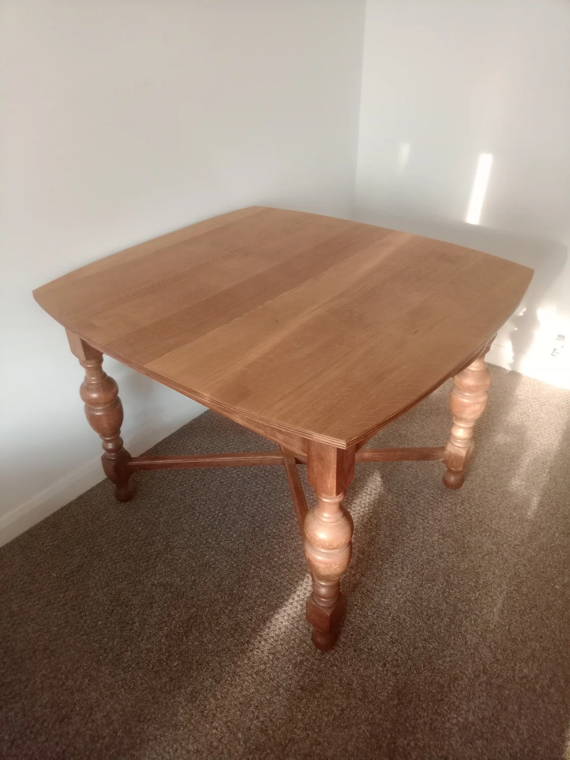 Extending dining table
