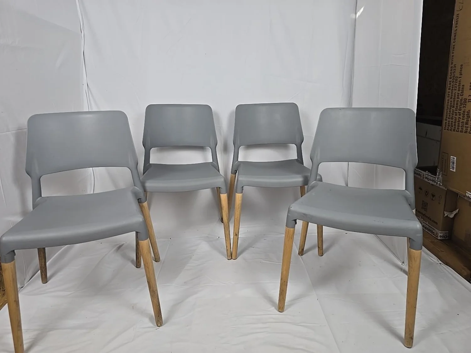 Set of 4 Modern Grey Dining Chairs – Scandinavian Style – Wooden Legs