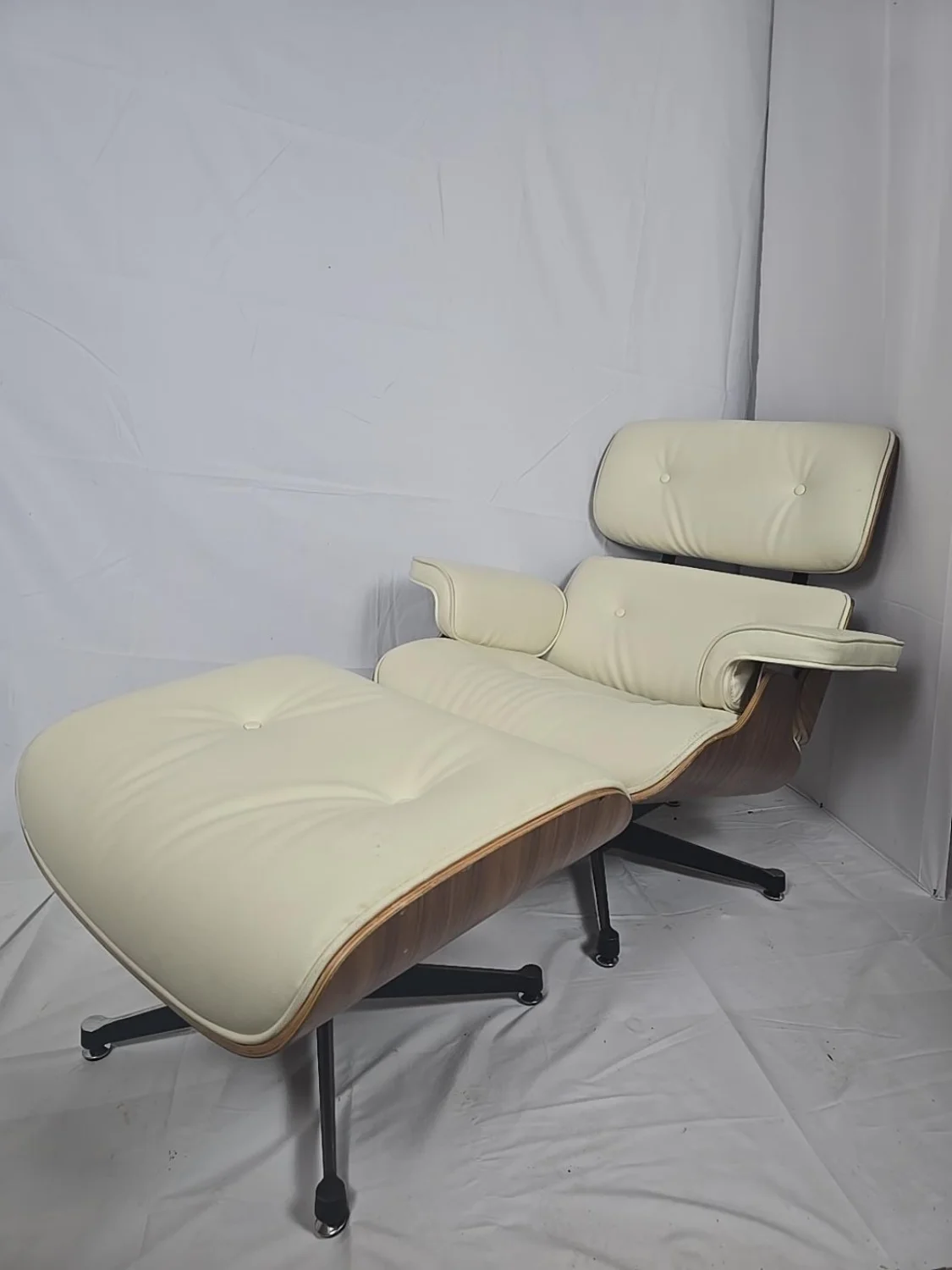 Eames-Style Lounge Chair & Ottoman – Cream Upholstery – Walnut Wood – Mid-Century Design