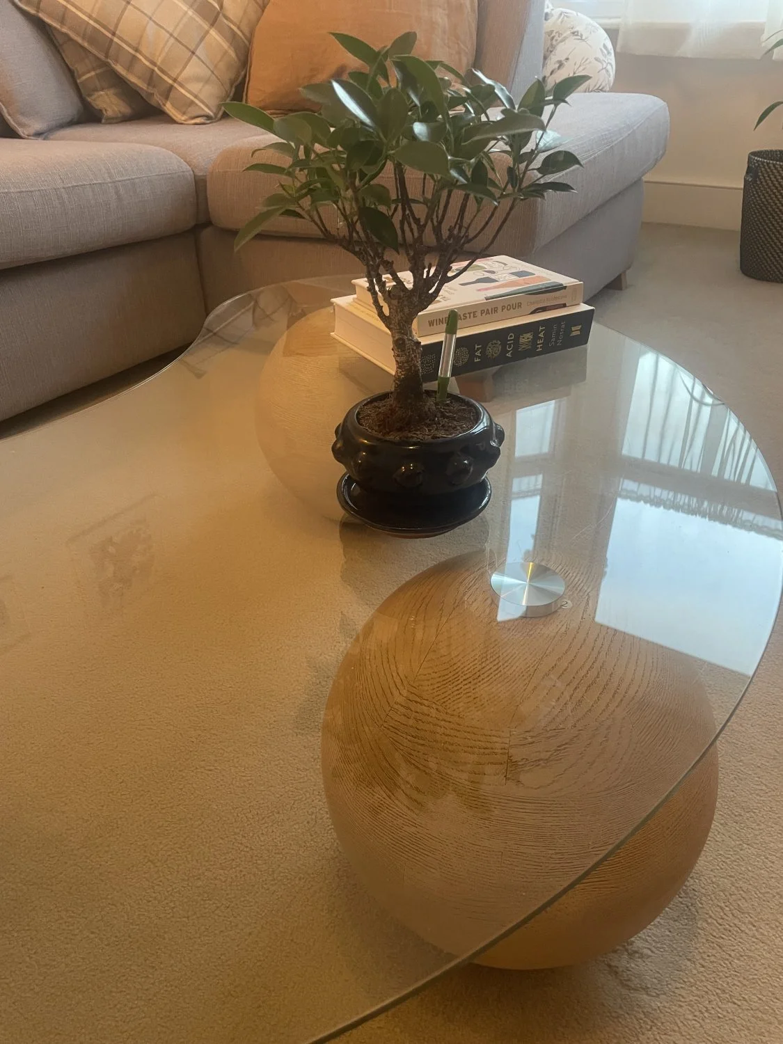 Daals Modern clear glass coffee table with three wood-effect ball bases