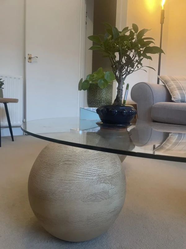 Daals Modern clear glass coffee table with three wood-effect ball bases — image 2
