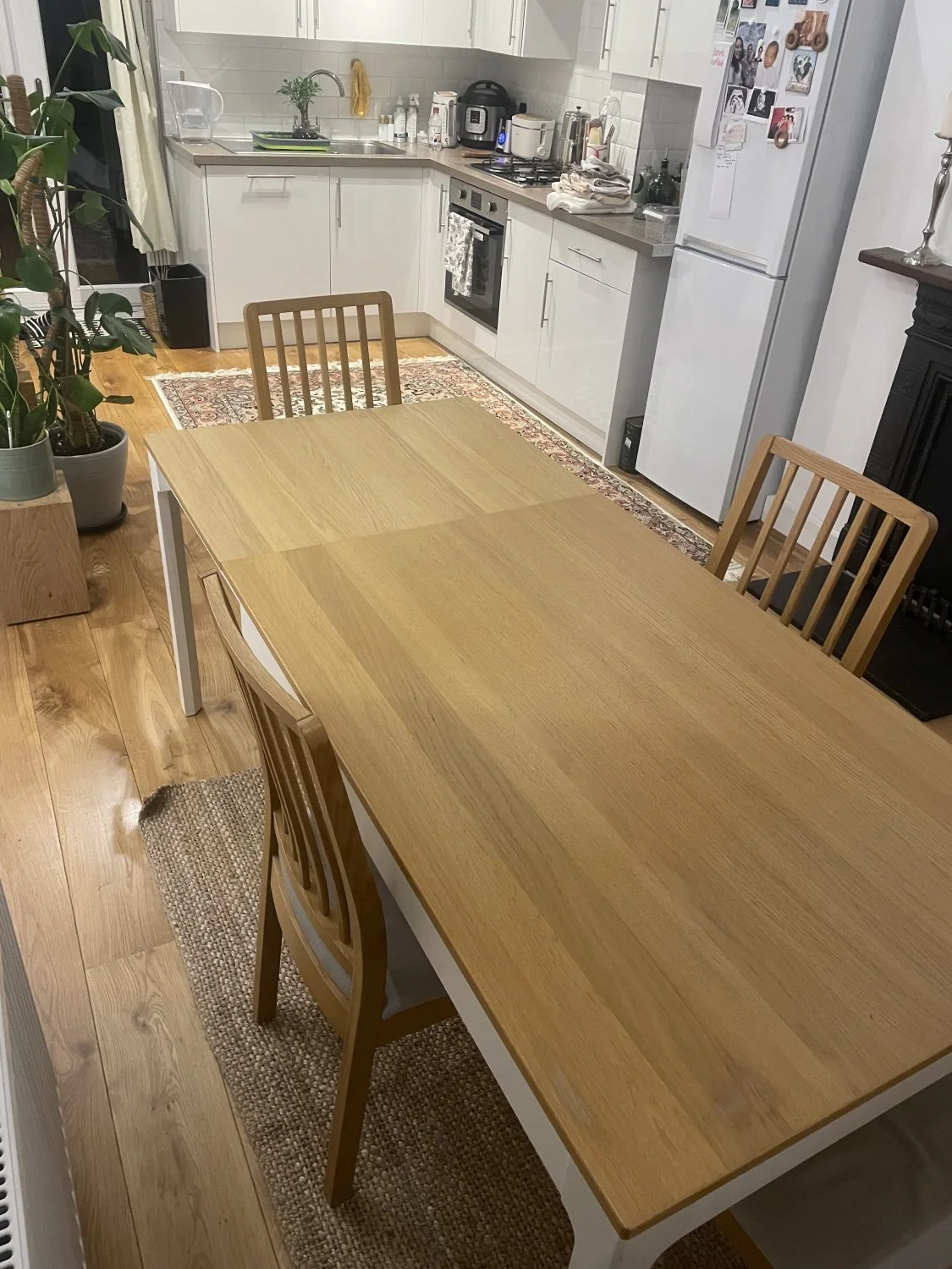 Oak-effect extendable dining table with white painted frame