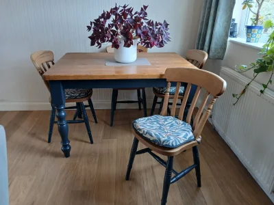 Vintage-style painted dining table and four spindle-back chairs — image 3