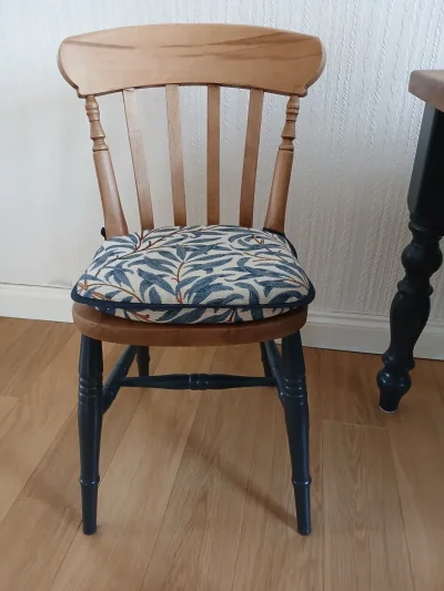 Vintage-style painted dining table and four spindle-back chairs — image 4